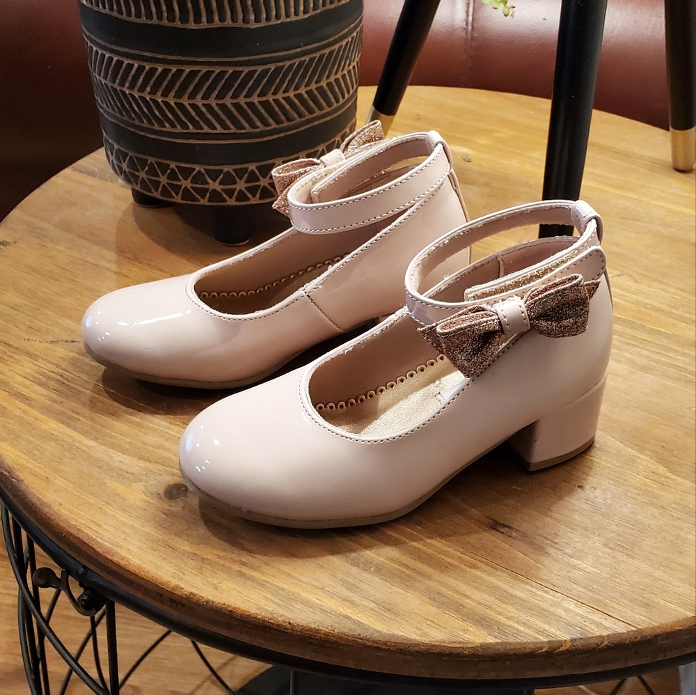 Girls pink dress shoes in box